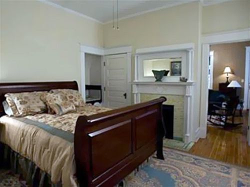 Bed and Breakfast The Historic Morris Harvey House Fayetteville Habitación foto